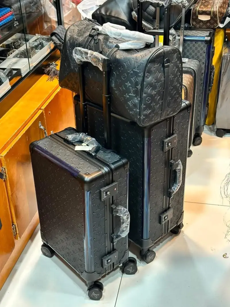 Ensemble de Valises Rigides Noires Monogram – Voyage Premium