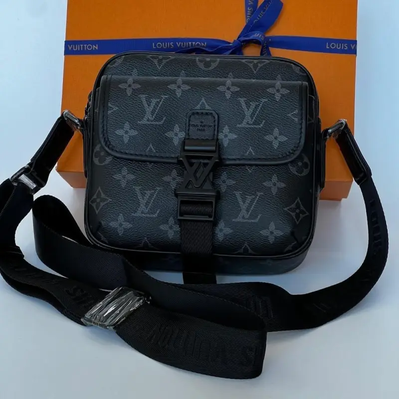 Sac Bandoulière Noir Monogram – Fermoir Central Premium